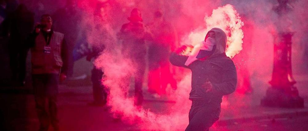 Gegen die Einführung der Homo-Ehe gingen am Sonntag tausende Menschen auf die Straße - die Demonstration endet mit Unruhen und Krawallen.