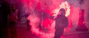 Gegen die Einführung der Homo-Ehe gingen am Sonntag tausende Menschen auf die Straße - die Demonstration endet mit Unruhen und Krawallen.