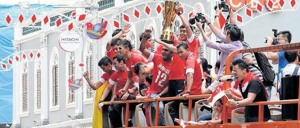 Singapur wie es singt und lacht. Die Nationalmannschaft bejubelt nur kleinere Titel wie den Suzuki-Cup im Dezember. Seit Kurzem ist der deutsche Bernd Stange Nationaltrainer. 