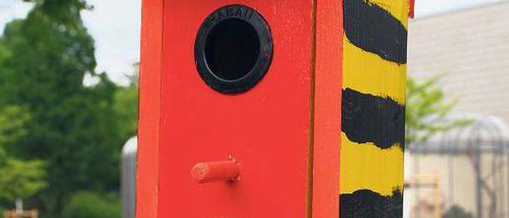 Schickes Heim. Einer der Nistkästen, die es zu gewinnen gibt - bemalt von Zoo-Alumni Lea Baschab (14 Jahre). 