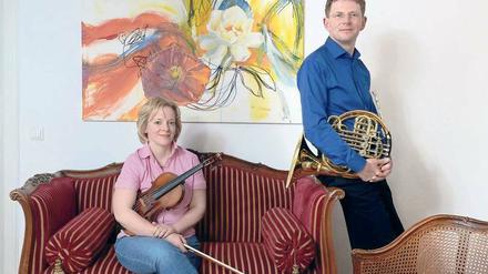Engagement im Duett. Antje Lueg, Augenärztin aus Halensee (Geige), und Hans-Jürgen Nabel, Chefarzt für Geriatrie aus Gatow (Horn), haben den nächsten Charityauftritt mit Orchester am 2. Juni am Gendarmenmarkt. 