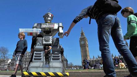 Harmlos erscheint dies "Modell" eines Killer-Roboters bei einer Demonstration in London - die echten Prototypen sind es wohl kaum.