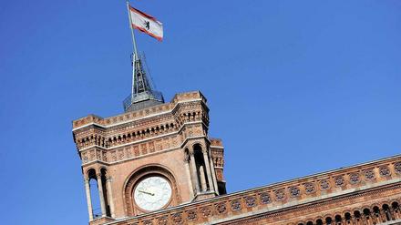 Schieflage in Berlin: Jedenfalls wenn man dem Bundesrechnungshof Glauben schenkt - er prangert eine Verschwendung in Millionenhöhe an.