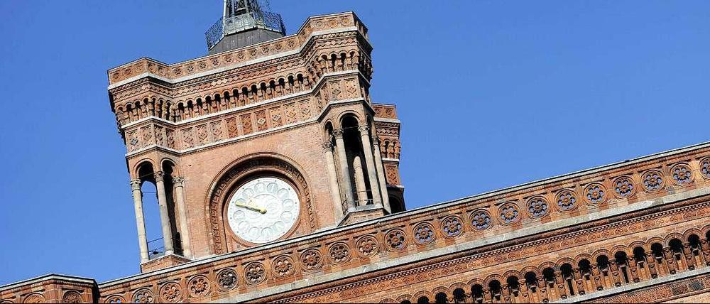 Schieflage in Berlin: Jedenfalls wenn man dem Bundesrechnungshof Glauben schenkt - er prangert eine Verschwendung in Millionenhöhe an.