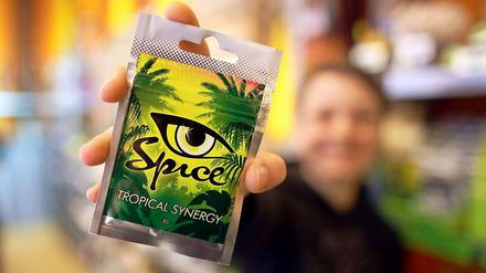 Berauschende Kräuter. Auch Spice gilt als Modedroge. Sie besteht aus synthetischen Cannabinoiden und Pflanzenteilen. Sie wird als Räucherwerk gehandelt und wurde im Jahr 2009 in Deutschland verboten, weil sie dem Betäubungsmittelgesetz unterliegt.