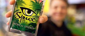 Berauschende Kräuter. Auch Spice gilt als Modedroge. Sie besteht aus synthetischen Cannabinoiden und Pflanzenteilen. Sie wird als Räucherwerk gehandelt und wurde im Jahr 2009 in Deutschland verboten, weil sie dem Betäubungsmittelgesetz unterliegt.