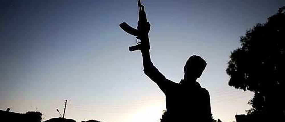 Immer mehr Salafisten aus Deutschland beteiligen sich am syrischen Bürgerkrieg - laut neuen Verfassungsschutz-Informationen sind mehr als 50 Salafisten Richtung Syrien unterwegs.