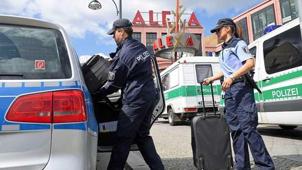 Die beiden Koffer werden abtransportiert. Sie hatten Berlin-Mitte in helle Aufregung versetzt. Am Ende stellten sie sich aber als harmlos heraus. 