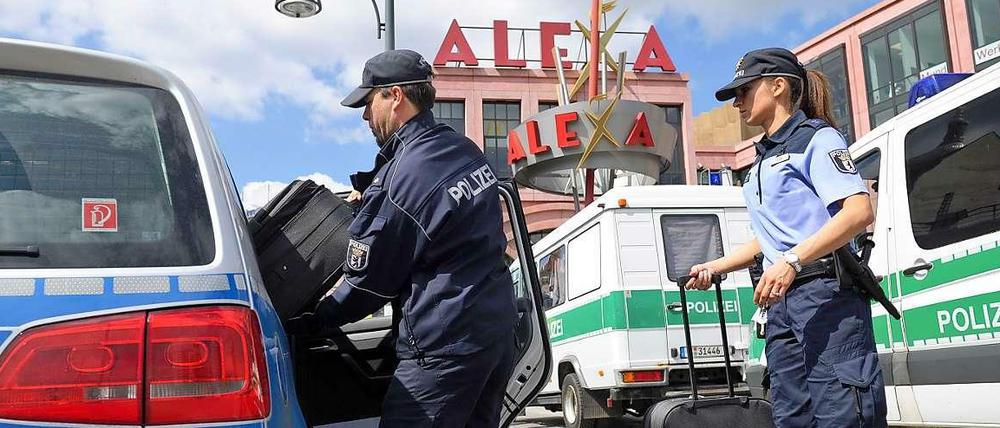 Die beiden Koffer werden abtransportiert. Sie hatten Berlin-Mitte in helle Aufregung versetzt. Am Ende stellten sie sich aber als harmlos heraus. 