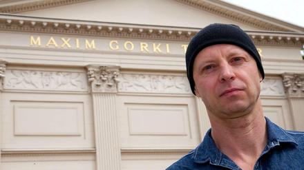 Armin Petras vor dem Maxim Gorki Theater
