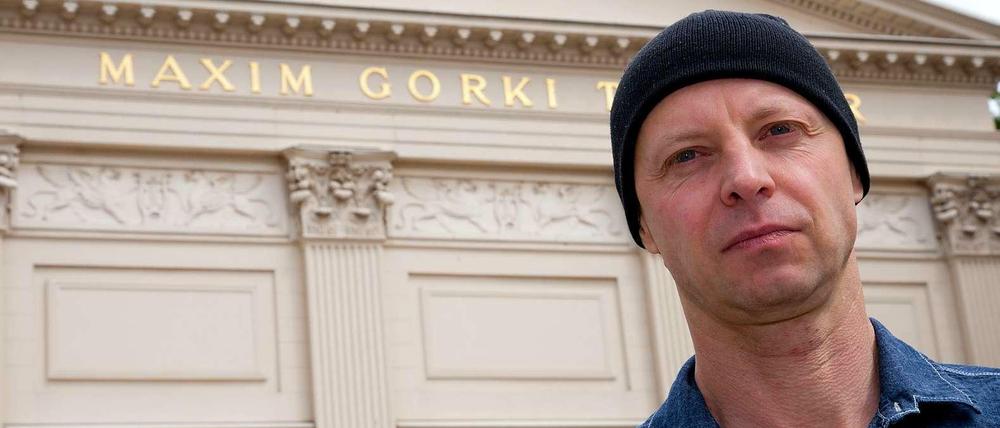 Armin Petras vor dem Maxim Gorki Theater