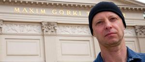Armin Petras vor dem Maxim Gorki Theater