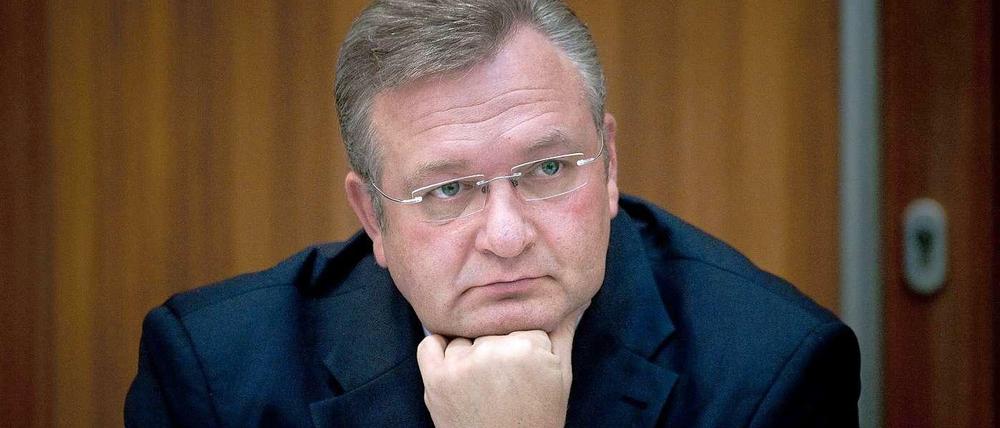 Flucht nach vorn. Innensenator Henkel hat angekündigt, V-Mann-Akten von Neonazi-Spitzeln für die Abgeordneten zu öffnen.