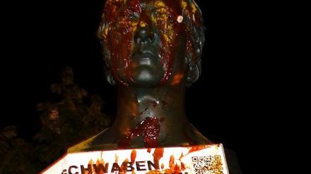 Die sichtbare Schwabenfeindlichkeit in Berlin hält an: Die Statue des schwäbischen Philosophen G.W.F. Hegel am Hegelplatz in Mitte wurde mit Currywurst beschmiert - von der Gruppe „Schwaben ausbürgern“.
