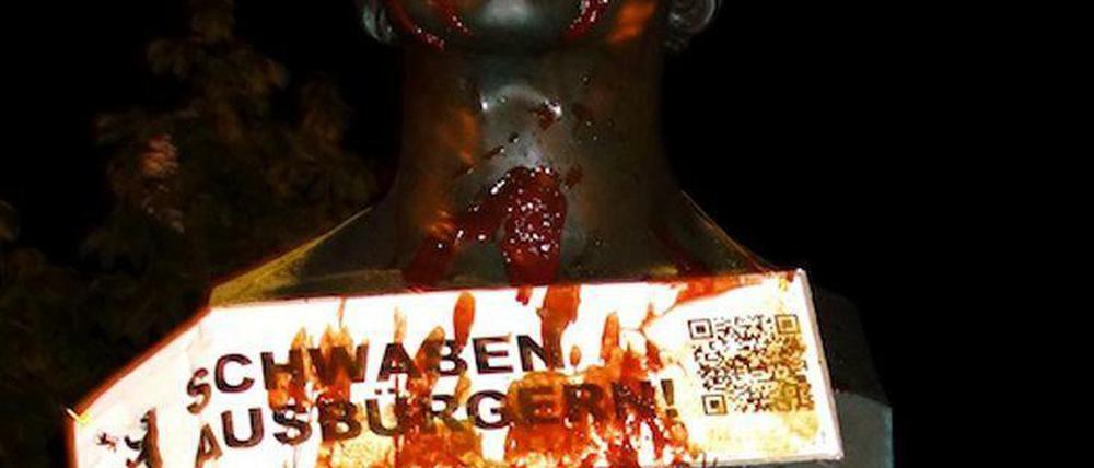 Die sichtbare Schwabenfeindlichkeit in Berlin hält an: Die Statue des schwäbischen Philosophen G.W.F. Hegel am Hegelplatz in Mitte wurde mit Currywurst beschmiert - von der Gruppe „Schwaben ausbürgern“.