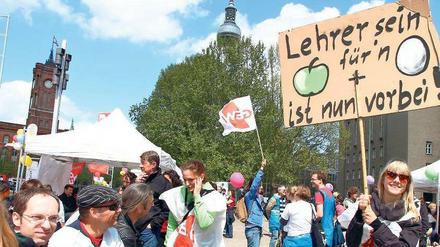 Gemeinsam gegen den Senat. Zum Auftakt ihrer „Streik- und Aktionswoche“ demonstrierten am Montag Lehrer von Ober- und Berufsschulen im neuen „Streikcamp“. 
