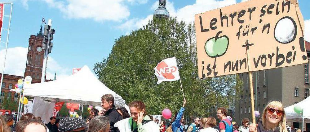 Gemeinsam gegen den Senat. Zum Auftakt ihrer „Streik- und Aktionswoche“ demonstrierten am Montag Lehrer von Ober- und Berufsschulen im neuen „Streikcamp“. 
