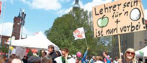 Gemeinsam gegen den Senat. Zum Auftakt ihrer „Streik- und Aktionswoche“ demonstrierten am Montag Lehrer von Ober- und Berufsschulen im neuen „Streikcamp“. 