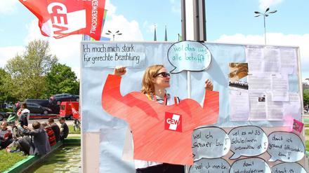 Angestellte Lehrer fordern die Gleichstellung mit verbeamteten Kollegen.