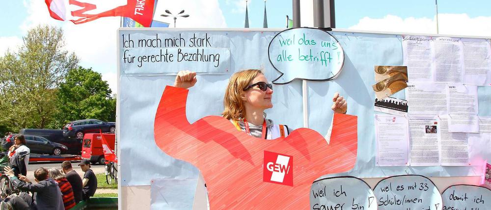 Angestellte Lehrer fordern die Gleichstellung mit verbeamteten Kollegen.