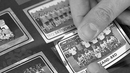 Anfassen verboten: Ohne Westverwandtschaft war es in der DDR kaum möglich an Sammelbildchen aus dem Westen zu kommen.