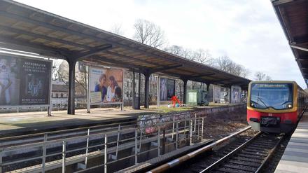 Blick auf den zweiten Bahnhof in Zehlendorf, der seit 1980 gesperrt ist. Seitdem passiert dort nichts, er wird offenbar nur als Werbefläche benötigt. Früher fuhr hier die Stammbahn, die diesen Namen bekam, weil sie anno 1838 als erste Bahn-Verbindung in Preußen eröffnet worden ist, und zwar zwischen dem Potsdamer Bahnhof in Berlin und Potsdam. Seit 1874 zweigt vom Bahnhof Zehlendorf die Wannsee-Bahn ab, die 1933 elektrifiziert und damit zur S-Bahn wurde. 