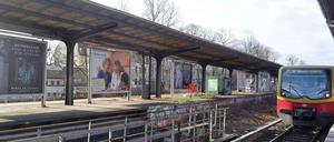 Blick auf den zweiten Bahnhof in Zehlendorf, der seit 1980 gesperrt ist. Seitdem passiert dort nichts, er wird offenbar nur als Werbefläche benötigt. Früher fuhr hier die Stammbahn, die diesen Namen bekam, weil sie anno 1838 als erste Bahn-Verbindung in Preußen eröffnet worden ist, und zwar zwischen dem Potsdamer Bahnhof in Berlin und Potsdam. Seit 1874 zweigt vom Bahnhof Zehlendorf die Wannsee-Bahn ab, die 1933 elektrifiziert und damit zur S-Bahn wurde. 