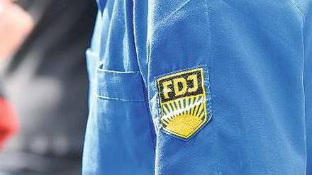 Tracht ohne Pracht. Das Insignium der Freien Deutschen Jugend. 