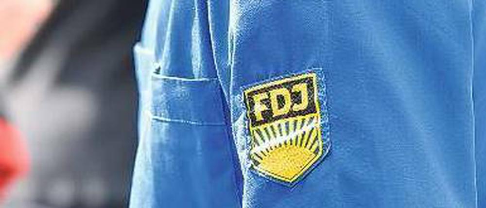 Tracht ohne Pracht. Das Insignium der Freien Deutschen Jugend. 