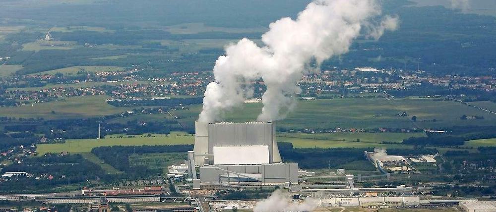 Wenn der Senat seine Klimaschutzziele erreichen will, sind radikale Veränderungen nötig. Im Bild zu sehen: Vattenfall Kraftwerk im brandenburgischen Schwarze Pumpe und den davor befindlichen Industriepark.