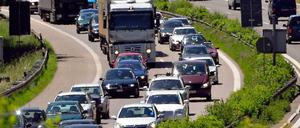 Klimaneutral soll Berlin werden, aber erstmal wird eine Autobahn gebaut. Und die vielen Zuzügler brauchen nicht nur Platz zum Wohnen, sondern auch Verkehrsmittel, um von A nach B zu kommen.