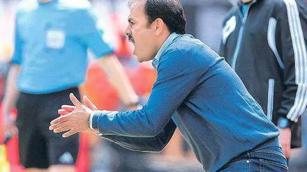 Nicht nachlassen, Jungs! Trainer Luhukay ist stolz auf die Leistung seiner Mannschaft – aber immer noch nicht zufrieden. 