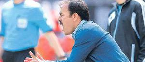 Nicht nachlassen, Jungs! Trainer Luhukay ist stolz auf die Leistung seiner Mannschaft – aber immer noch nicht zufrieden. 