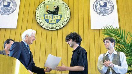 Zu viel bezahlt. Der damalige FU-Präsident Peter Gaehtgens überreicht Studienanfängern im Jahr 2000 Immatrikulationsurkunden. Haben diese Studenten auch nach ihrem ersten Semester weiter in Berlin studiert, können sie nun Geld zurück fordern. 