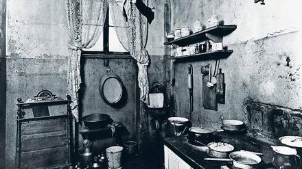 Es war einmal. Diese Wohnung lag 1912 exakt 1,85 Meter unter dem Niveau der Straße Alt-Moabit. Sie war dunkel verräuchert und mit Ziegeln ausgelegt.