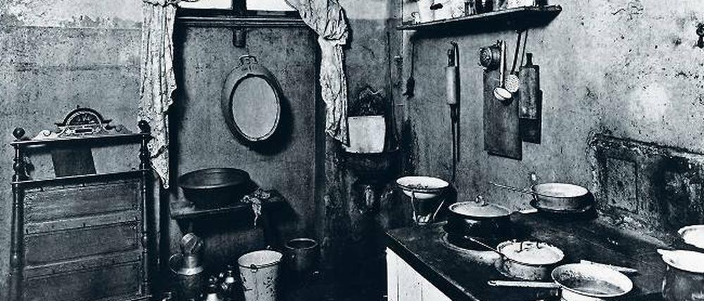 Es war einmal. Diese Wohnung lag 1912 exakt 1,85 Meter unter dem Niveau der Straße Alt-Moabit. Sie war dunkel verräuchert und mit Ziegeln ausgelegt.