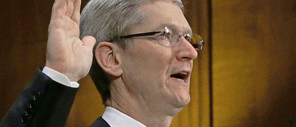 In Erklärungsnot. Apple-Chef Tim Cook muss dem US-Senat erklären, warum der Konzern trotz exorbitant steigender Gewinne in den vergangenen fünf Jahren kaum Unternehmenssteuern abgeführt hat.