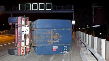 Der Lkw-Anhänger ist zwischen Alboinstraße und Tempelhofer Damm auf der A100 umgekippt. Ein technisches Gutachten muss nun erstellt werden, um die Ursache zu ermitteln.