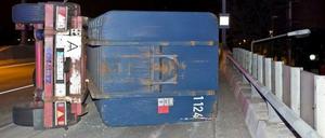 Der Lkw-Anhänger ist zwischen Alboinstraße und Tempelhofer Damm auf der A100 umgekippt. Ein technisches Gutachten muss nun erstellt werden, um die Ursache zu ermitteln.