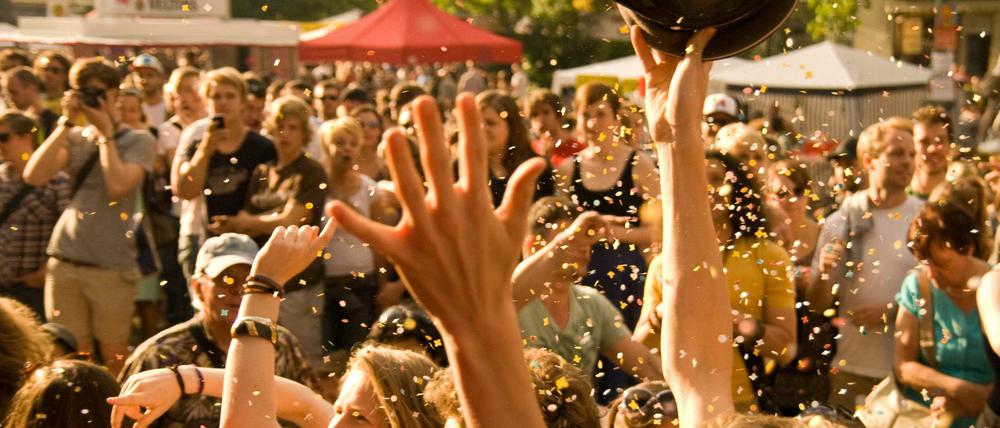 Keine Süßigkeiten, sondern Glitzer und Konfetti wurde 2012 in Massen von den Elektro-Wagen auf dem Karneval der Kulturen geworden. 