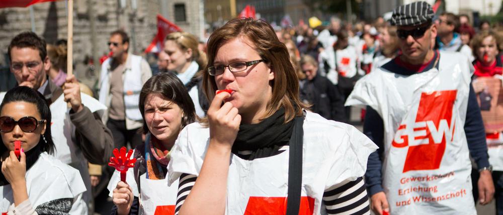 Hunderte angestellte Lehrer gingen am Montag und Dienstag in Berlin auf die Straße. Mit Trommeln und Pfeifen schafften sie sich vor den Senatsverwaltungen für Finanzen und Inneres Gehör.