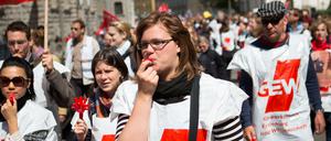 Hunderte angestellte Lehrer gingen am Montag und Dienstag in Berlin auf die Straße. Mit Trommeln und Pfeifen schafften sie sich vor den Senatsverwaltungen für Finanzen und Inneres Gehör.