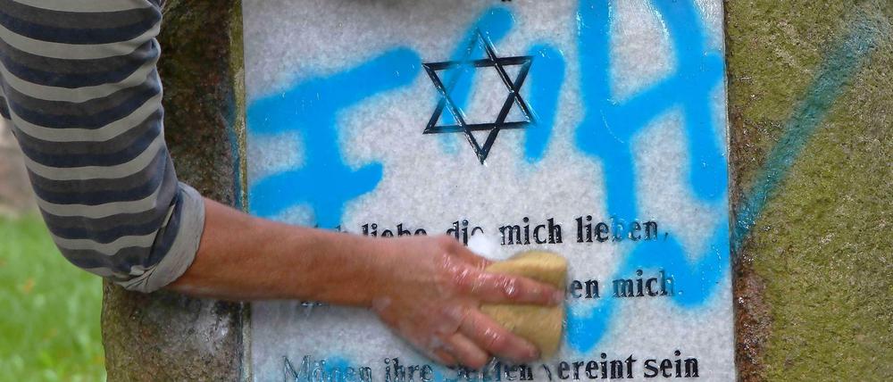 Antisemitische Straftäter haben nach Tagesspiegel-Informationen im vergangenen Jahr bundesweit 29-mal jüdische Friedhöfe geschändet. Das Bild zeigt die Schmierereien an Grabsteinen auf dem jüdischen Friedhof in Kröpelin (Landkreis Rostock).