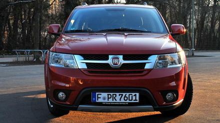 Wuchtig steht er da, der Fiat Freemont. Die US-Gene sind dem Modell durchaus anzusehen. 