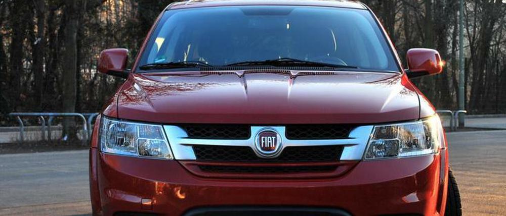 Wuchtig steht er da, der Fiat Freemont. Die US-Gene sind dem Modell durchaus anzusehen. 