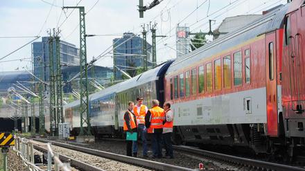 Kurz hinter dem Hauptbahnhof in Berlin entgleisten am Montag eine Lok und zwei Waggons. Auch am Dienstag ist deswegen im Fernverkehr der Deutschen Bahn mit Verspätungen zu rechnen.
