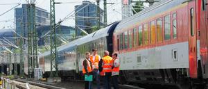 Kurz hinter dem Hauptbahnhof in Berlin entgleisten am Montag eine Lok und zwei Waggons. Auch am Dienstag ist deswegen im Fernverkehr der Deutschen Bahn mit Verspätungen zu rechnen.