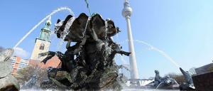 Der Neptunbrunnen in Berlin, nahe des Alexanderplatzes.