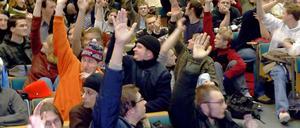 Mit Macht. Der Asta der TU spricht von einem „historischen Zeichen für mehr Demokratie“. Im Bild eine studentische Vollversammlung 2004 an der TU.