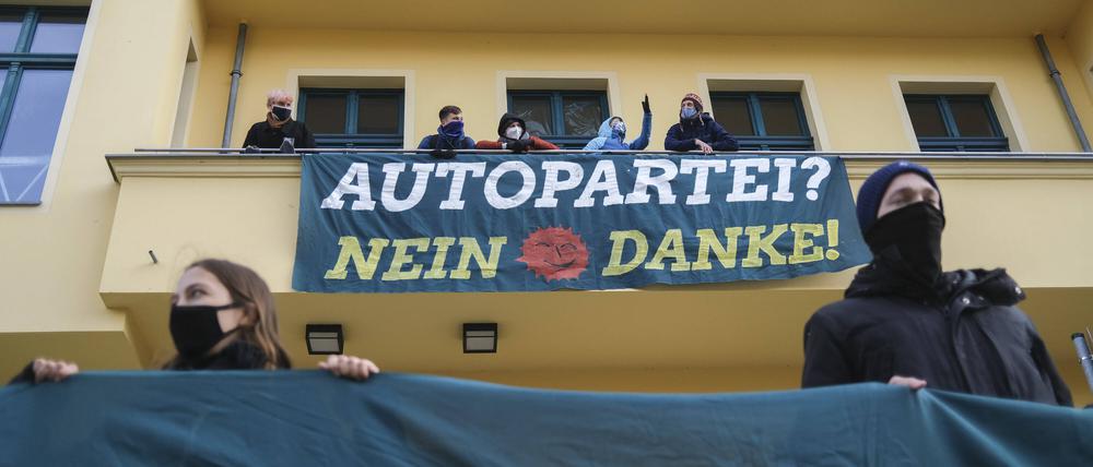 News Bilder des Tages News Bilder des Tages DEU, Berlin, 2020-10-28: Grünen-Chef Robert Habeck diskutiert mit Demonstranten anlässlich der kurzzeitigen Besetzung der Parteizentrale der Grünen durch Umweltaktivisten, KBdig Foto: AKUD/Lars Reimann, es gelten die AGB des Fotografen: *** DEU, Berlin, 2020 10 28 Green leader Robert Habeck discusses with demonstrators on the occasion of the temporary occupation of the Green party headquarters by environmental activists, KBdig Photo AKUD Lars Reimann, the terms and conditions of the photographer apply
